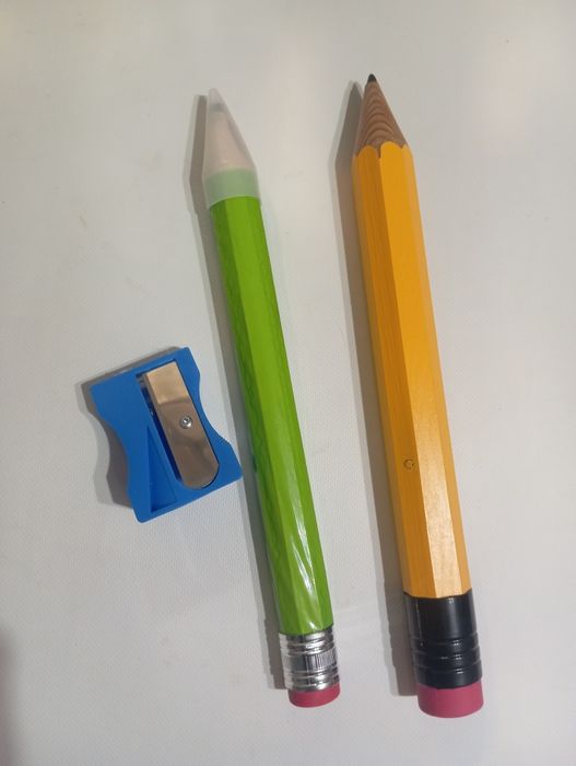 Большие карандаши и точилка. Длина 30-35 см.