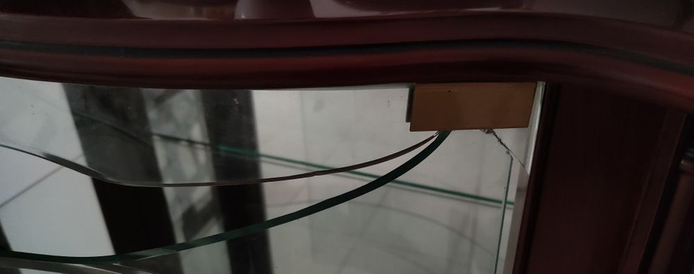 Cristaleira de vidro e madeira maciça