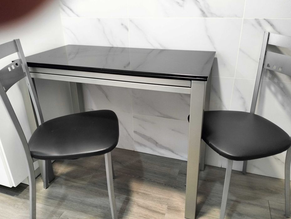 Mesa metálica tampo extensível em vidro negro e 2 cadeiras metálicas