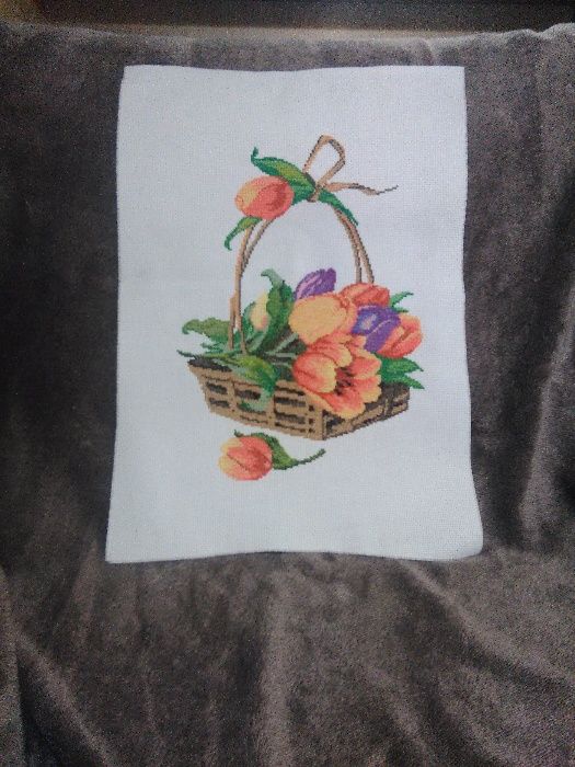 Quadro em ponto de ceuz, cesto de tulipas de primavera..