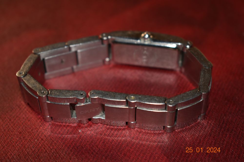 Продам женские часы фирмы DKNY