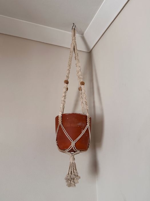 Conjunto jardim/varanda: suporte macramé + 5 vasos + relva sintética 8-10 m | Garden/balcony bundle: macramé plant hanger + 5 pots + artificial grass