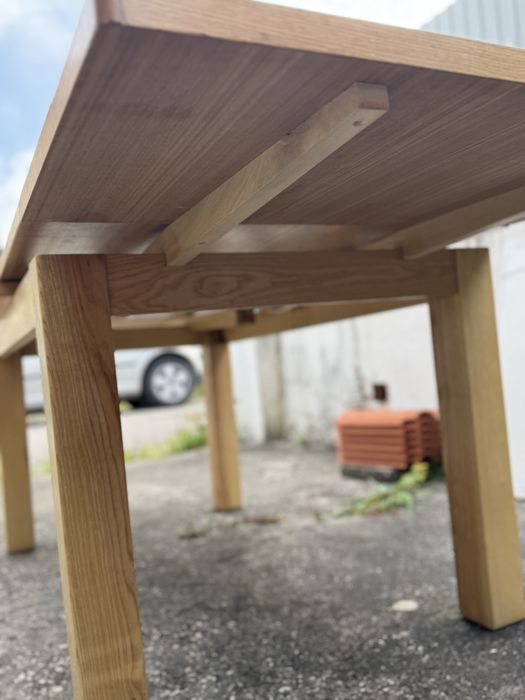 Mesa de jantar em madeira
