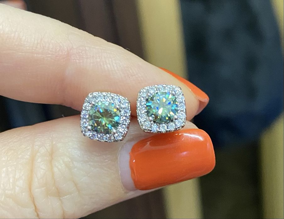 Срібні сережки з діамантами муасанітами колір синьо -зелений муассанит