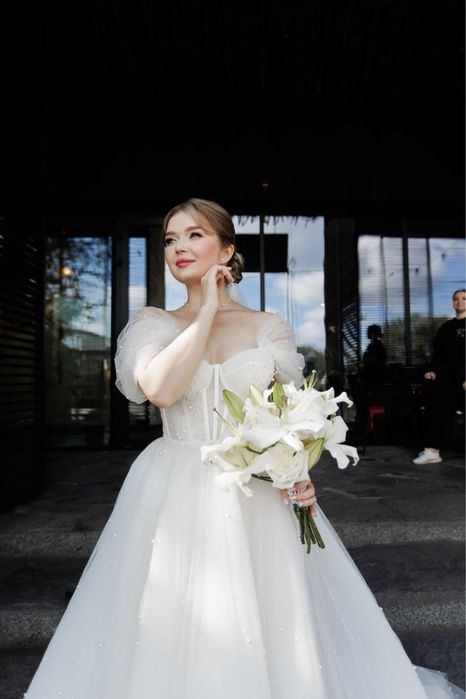 Весільна сукня Lanesta зі шлейфом