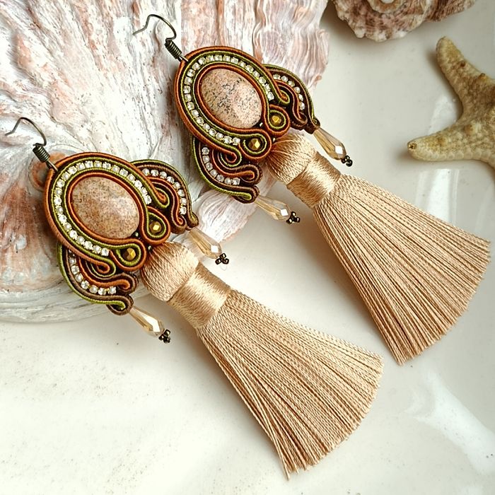 Beżowe eleganckie kolczyki sutasz soutache boho z chwostami i jaspisem