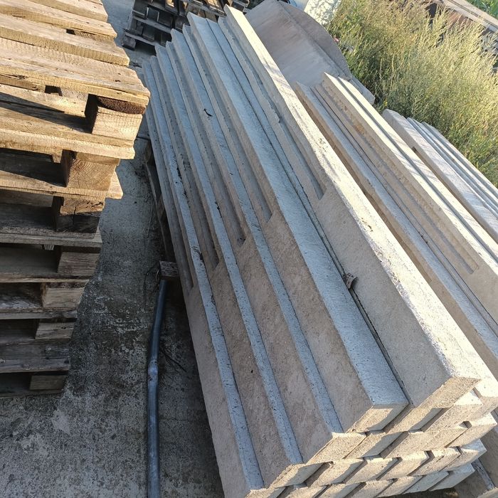 Słupki betonowe . Podpory płotu. Na 4 płyty . 200 cm wysoki płot