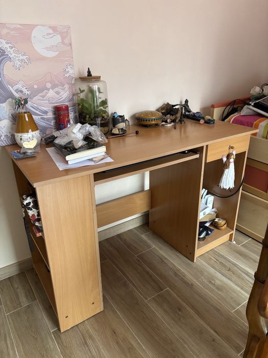 Secretaria com uma gaveta