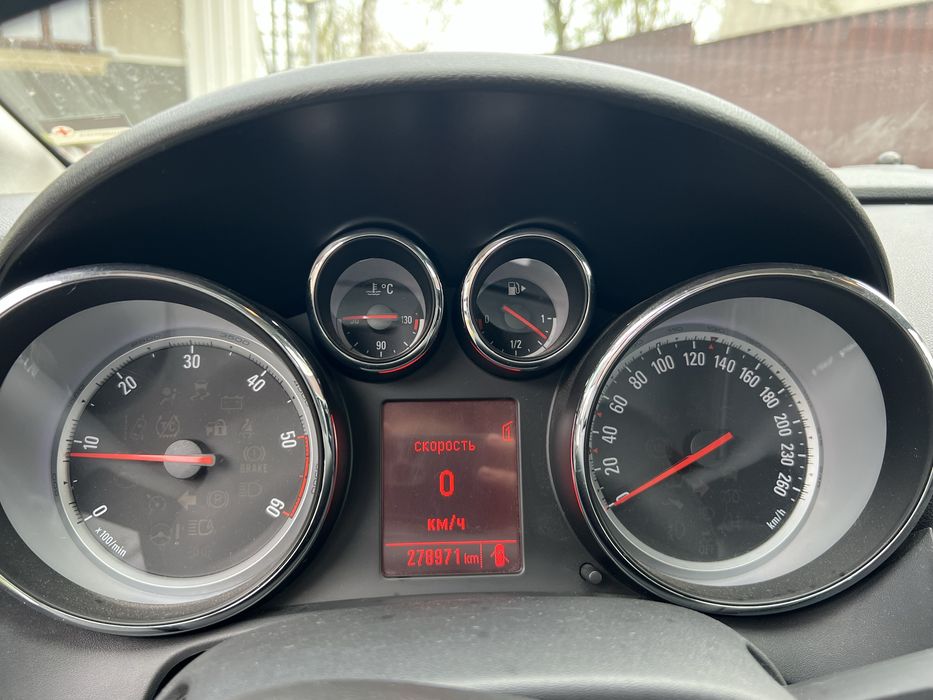Opel Astra J 2011