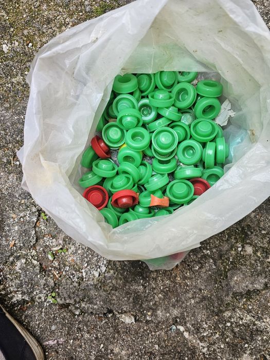 Rolhas de plástico e cortiça