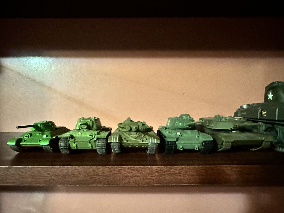 Продам модели танков, автомобилей от разных фирм.