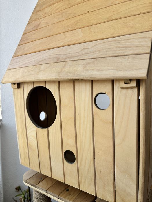 Casota e arranhador de gato feito em  madeira