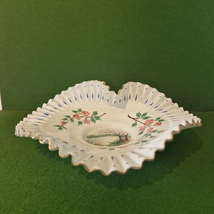 Grande centro de mesa em vidro opalino com folhos