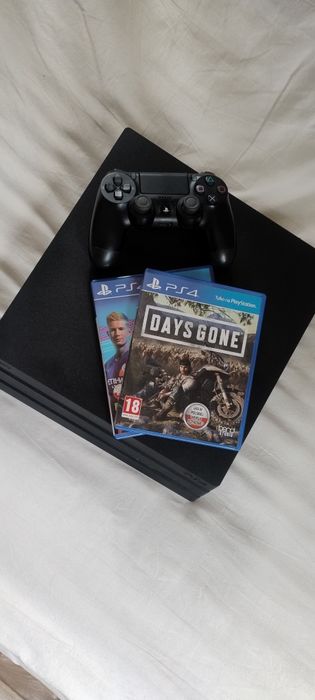 PS4Pro CUH-7216B 1TB z padem i 2 grami