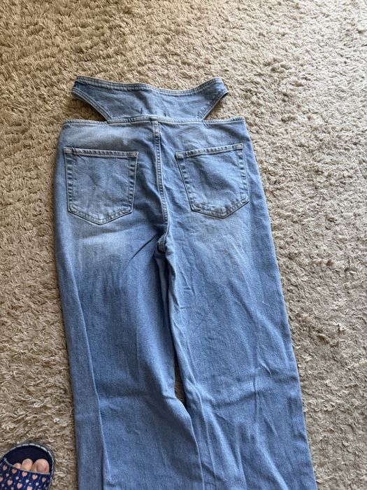 Блакитні джинси zara з розрізами на сідницях