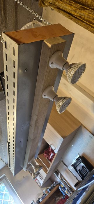 Lampa wisząca do doświetlanie zbiorników wodnych