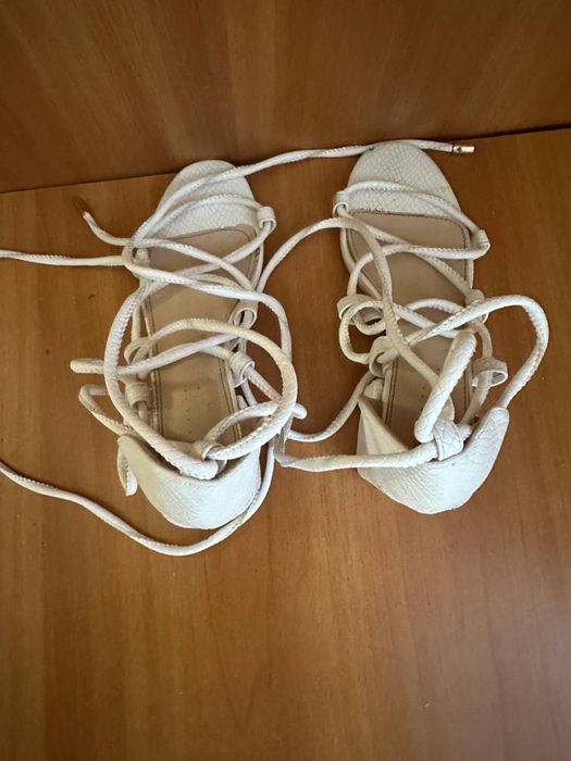 Жіночі сандалі на зав'язках 37 розмір