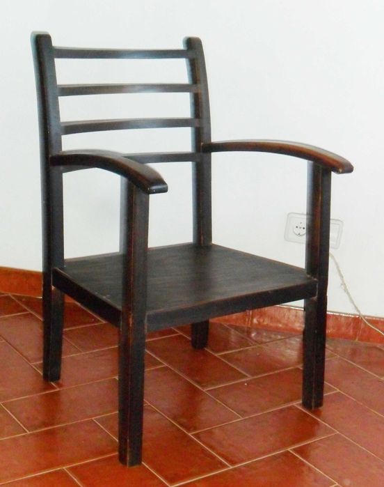 cadeira baixa e antiga