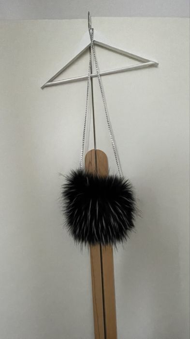 Używana czarna torebka dziewczęca