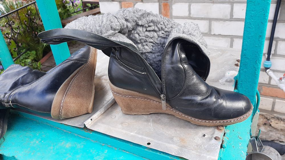 Сапожки  кожаные на танкетці.