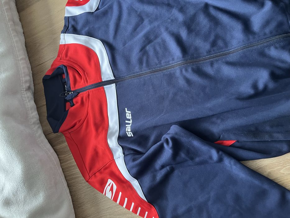 Dzień dobry sprzedam dres sportowy firmy saller rozmiar m. Zapraszam