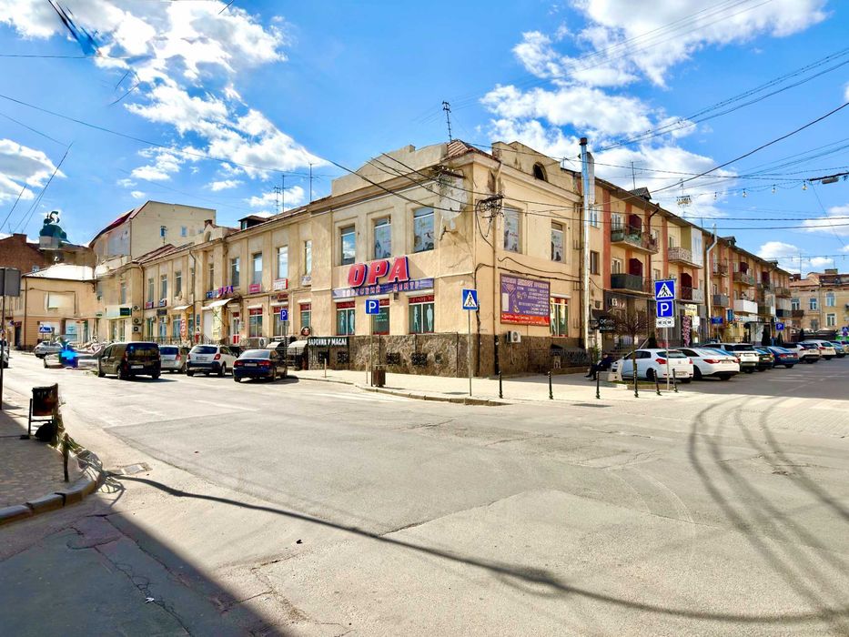 Продається приміщення у центральній частині м. Дрогобич.