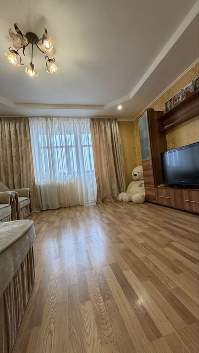 Продам трьохкімнатну квартиру в тихому центрі