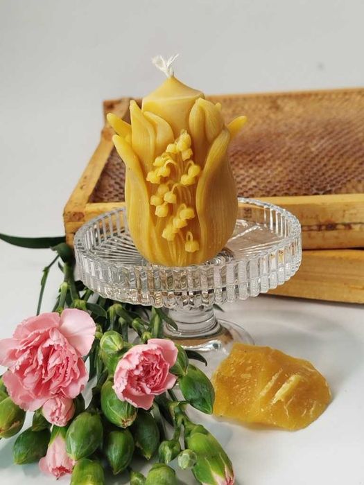 Świeca z konwaliami z wosku pszczelego