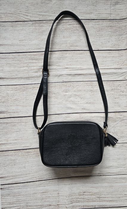 Mała czarna torebka na ramię z frędzlami – listonoszka