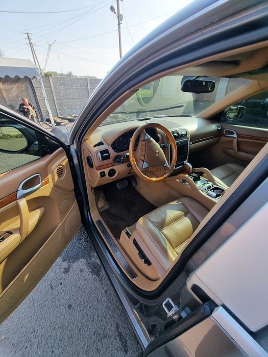 Porsche cayenne  .