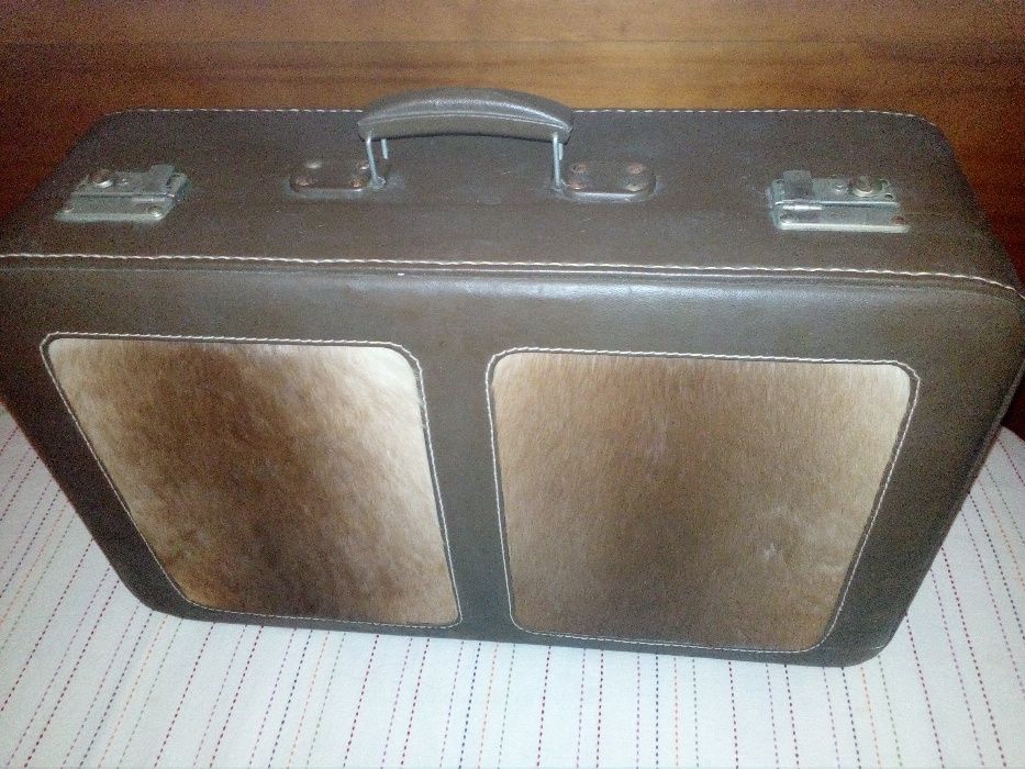 Mala retro em bom estado.