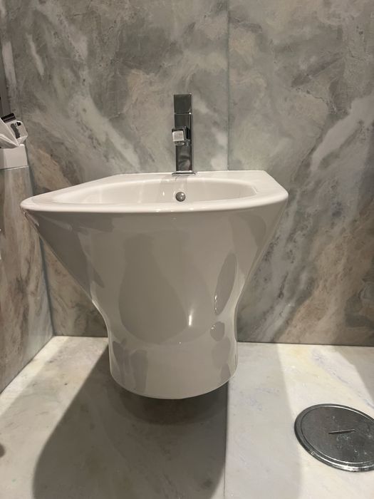 Bidé suspenso + torneira + válvula