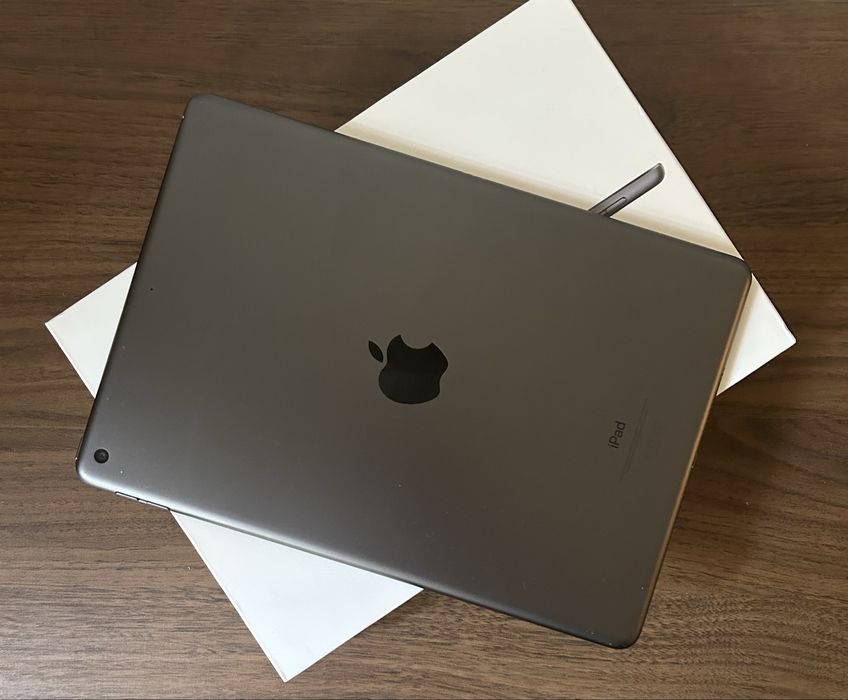 iPad 9.ª Geração (10.2") Wi-Fi 256GB - Como Novo + Caixa e Carregador