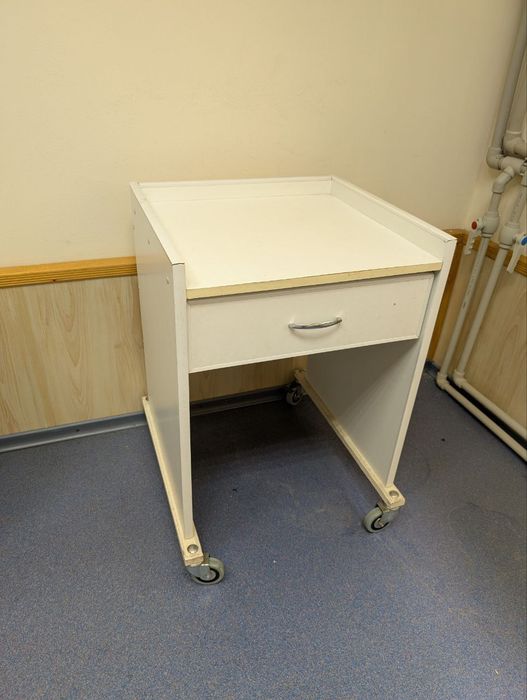 Тумбочки на коліщатках