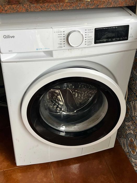 Maquina de lavar roupas em ótimo estado