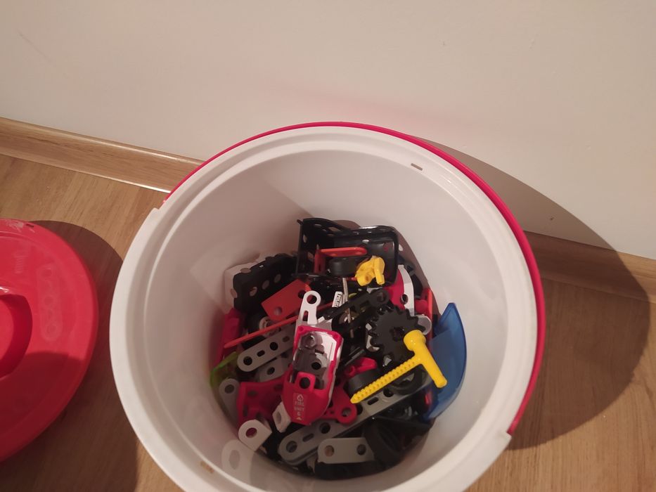 Zabawkowe śrubki i deski