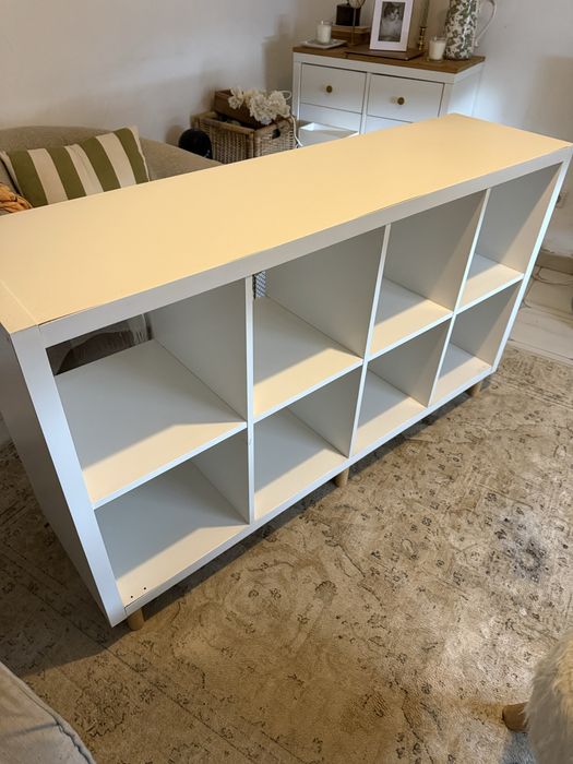 Estante Kallax Ikea branca 8 cubos e pés em madeira