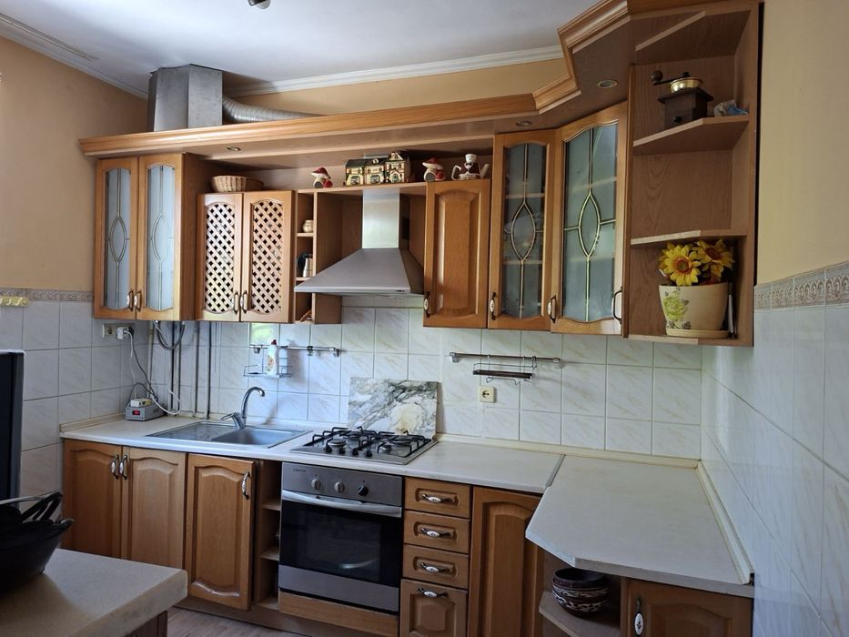 Продам кухню дубову разом з технікою