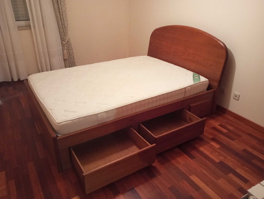 Cama de madeira sólida e colchão