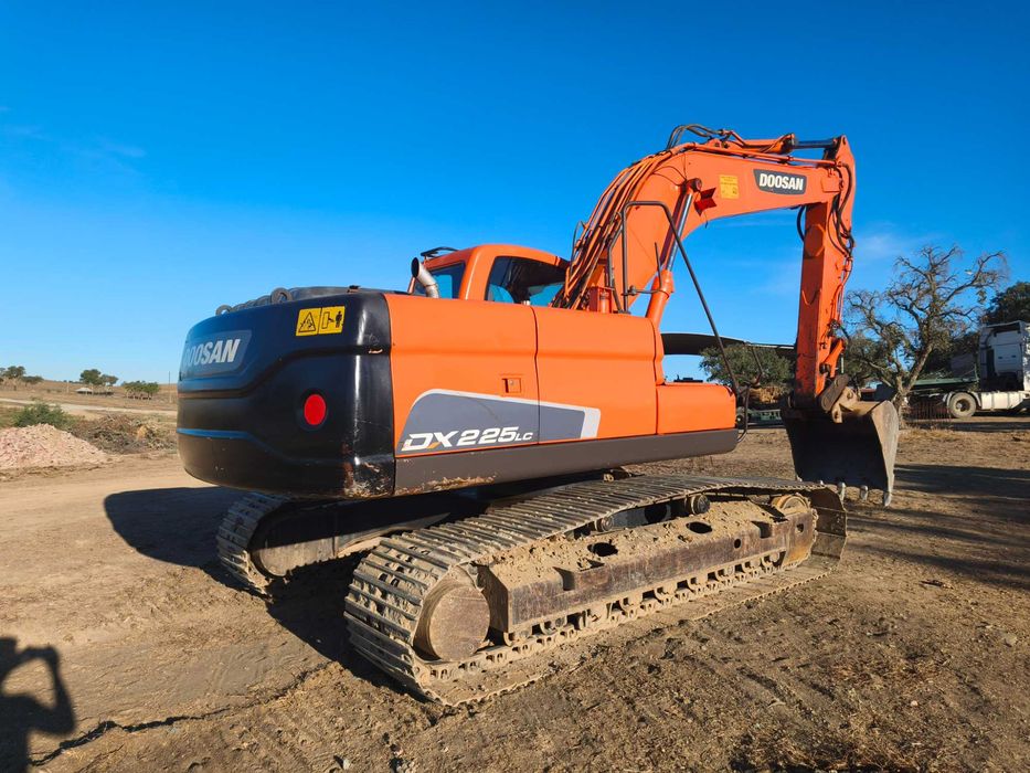 Escavadora Dossan DX225LC
