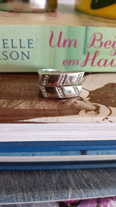 Anel de prata com contraste e zirconias.