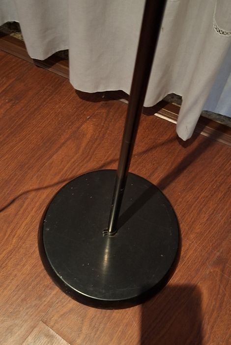 Candeeiro de pé com lâmpada