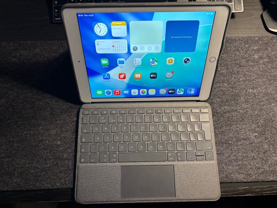 iPad 8 128 GB + klawiatura Logitech Combo Touch