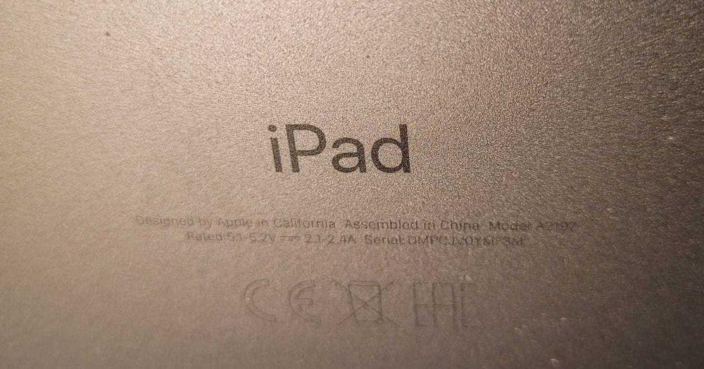 iPad 7th gen Wi-Fi 32 GB space gray + klawiatura Logitech Combo Touch
