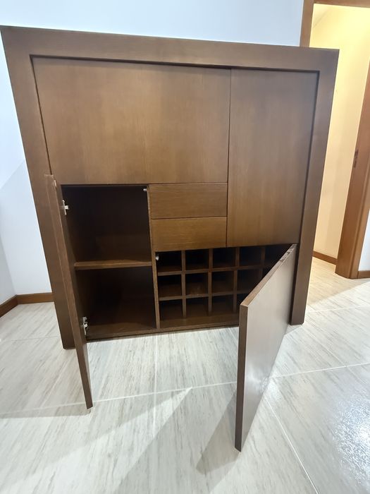 Aparador de madeira com bar embutido