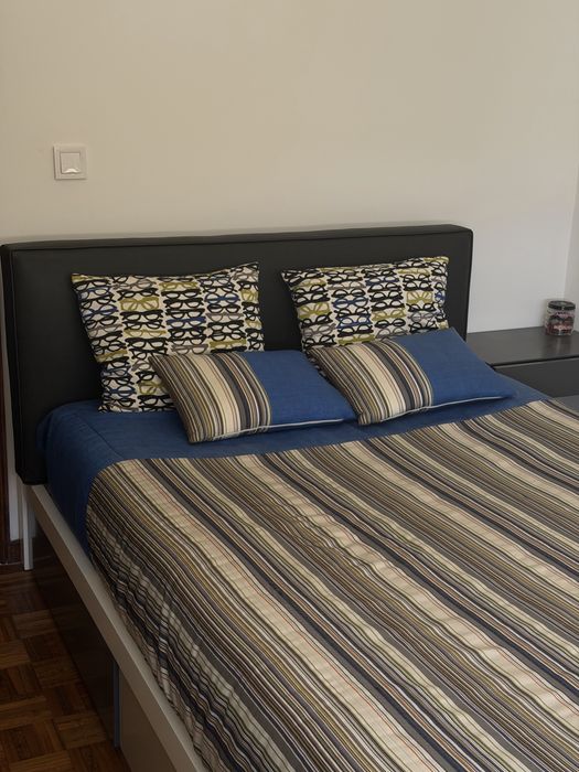 Cama de casal com cabeceira + cómoda + candeeiro