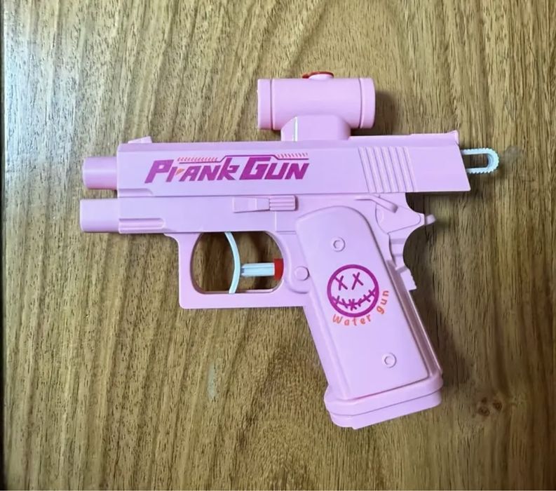 Водний пистолет пранк