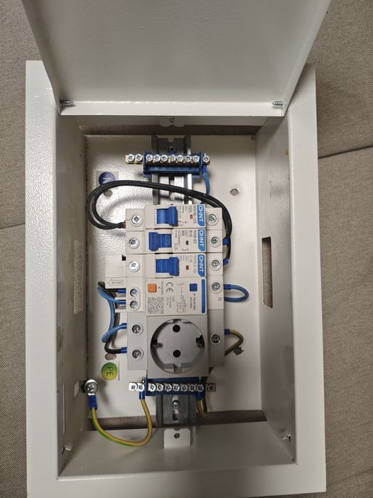 Щиток металевий з ключиком 12 модулів та автоматичними вимикачами