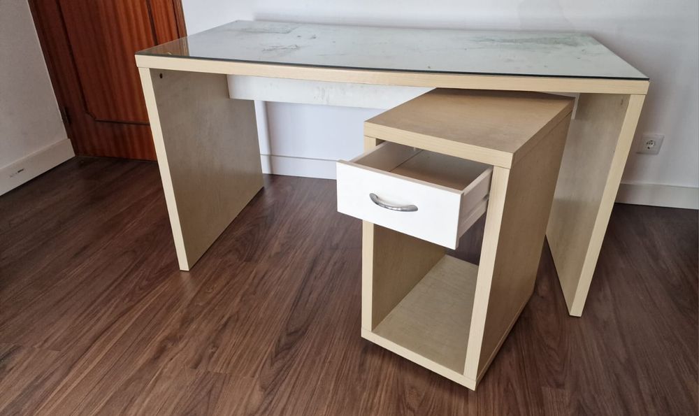 Secretária com tampo