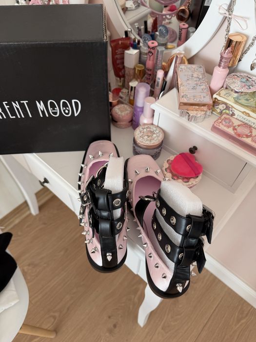 Балетки Dollskill Current Mood туфли с пряжками шипами розовые new rock y2k sugar thrillz demonia punk